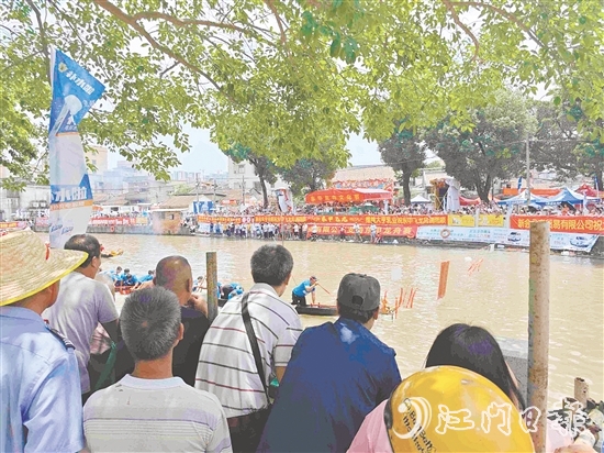 龍舟競(jìng)渡熱鬧上演，大量市民游客現(xiàn)場(chǎng)觀看。