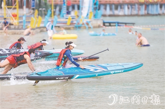 選手們以最快速度沖向終點。