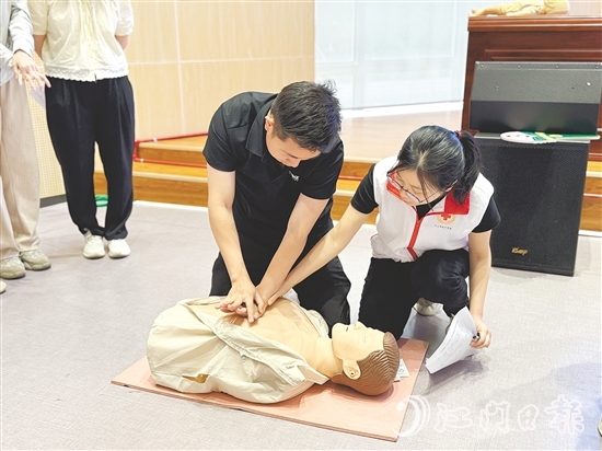 學(xué)員在講師的悉心指導(dǎo)下分組進(jìn)行模擬操作，體驗(yàn)急救過(guò)程，提升應(yīng)急處置能力。