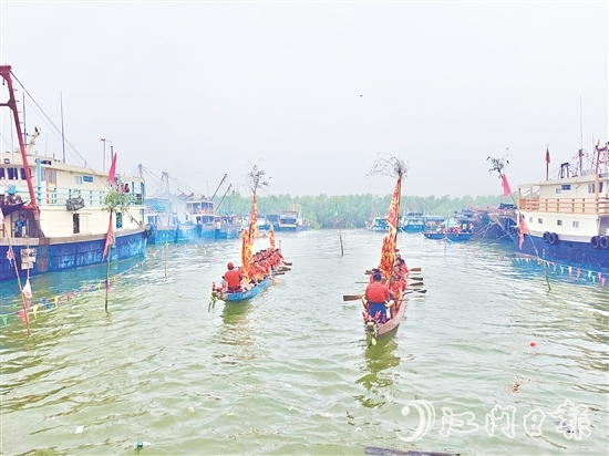 5月28日，汶村鎮(zhèn)漁業(yè)村村民在橫山漁港舉行龍舟巡游活動。