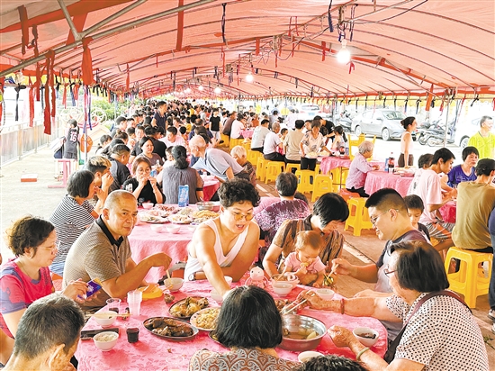 每年端午節(jié)期間，村民都會(huì)組織在一起吃龍船飯。