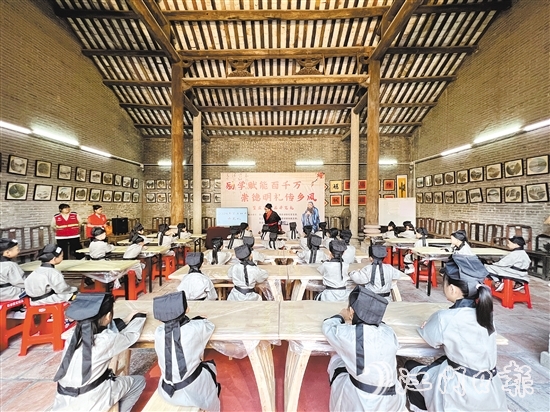 篁莊社區(qū)培育多個品牌活動，讓文化“可閱讀、可體驗、可感知”。圖為社區(qū)開筆禮現(xiàn)場。