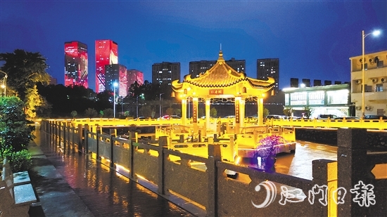 篁莊社區(qū)積極修繕活化老舊建筑，以文明實踐夯實民生基礎(chǔ)。圖為“仁壽閣”親水涼亭夜景。