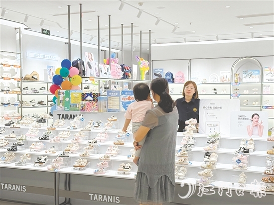 商家推出兒童節(jié)優(yōu)惠活動，吸引消費者駐足選購。