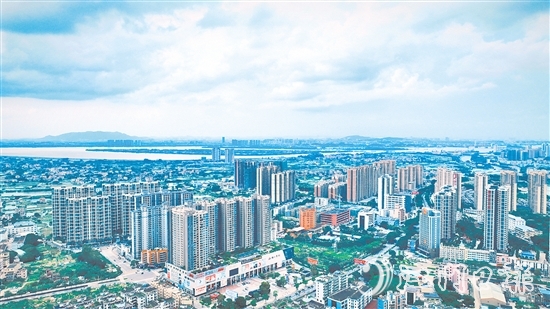 鶴山市將全國文明城市創(chuàng)建與省“百千萬工程”典型縣建設緊密結合、協(xié)同推進，著力推進城鄉(xiāng)區(qū)域協(xié)調發(fā)展。圖為鶴山城區(qū)新貌。