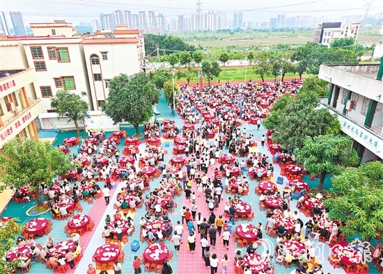 蓬江區(qū)棠下鎮(zhèn)大林村吃龍船飯，親朋好友共敘鄉(xiāng)情賀端午。郭永樂攝