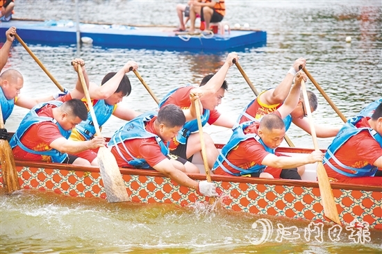 恩平市橫陂鎮(zhèn)藍(lán)田水閘河道上演龍舟精彩對決。周曉營攝