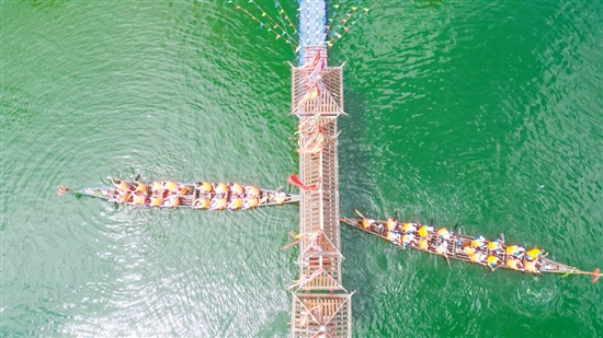 臺山市海宴鎮(zhèn)侖定村村民在端午節(jié)共赴“龍舟之約”。梁苑青