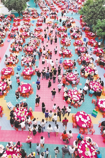 蓬江區(qū)棠下鎮(zhèn)大林村的村民看完龍舟賽后，相聚共食龍舟飯。郭永樂