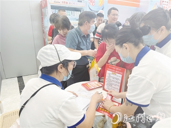 不少長者前來參加活動和辦理長者優(yōu)惠卡。