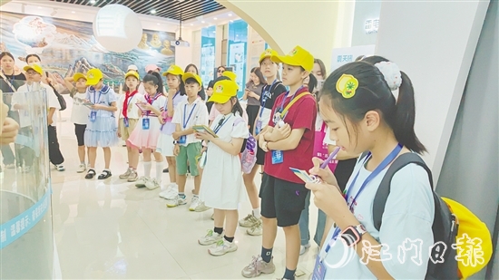 觀察團(tuán)成員寫下自己的建議，為城市發(fā)展建言獻(xiàn)策。