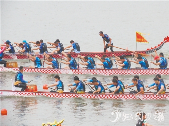 5月31日上午，2025年開平市國際龍舟邀請賽成功舉行，36支國內(nèi)外龍舟隊亮相潭江，飛馳競渡。