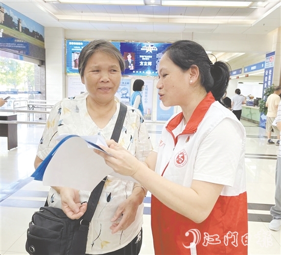 黨員志愿者為老年人提供全流程“暖心陪伴”服務(wù)。