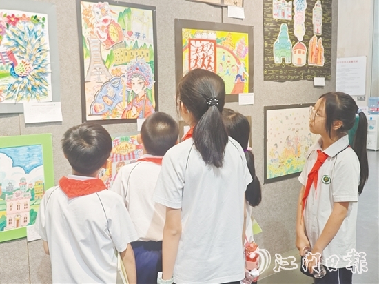 充滿童趣的繪畫作品吸引不少學(xué)生駐足欣賞。