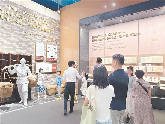 到中國(guó)僑都華僑華人博物館了解江門(mén)華僑華人奮斗經(jīng)歷。