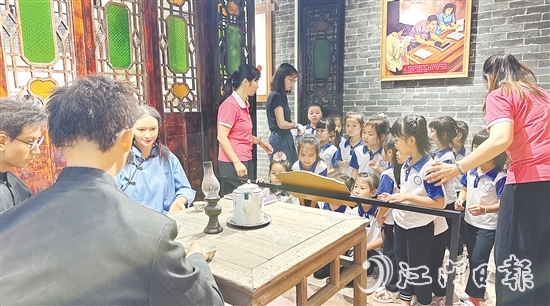 外海街道攜手江門幼師，打造“行走的思政課”，帶領青少年體悟革命先輩的精神。