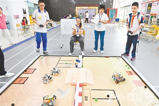 青少年機(jī)器人競(jìng)賽現(xiàn)場(chǎng)。