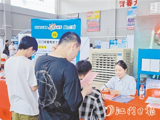 招聘會(huì)現(xiàn)場(chǎng)，企業(yè)與求職者充分溝通。