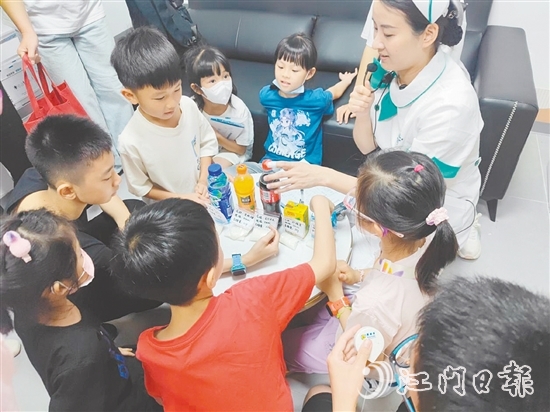 醫(yī)護(hù)人員針對(duì)常見的飲食誤區(qū)進(jìn)行科普。