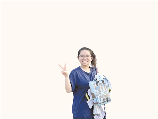 昨日下午數(shù)學考試結(jié)束，在江門一中考點，一位考生笑容滿面地走出考場。