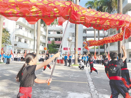 恩平僑中學弟學妹舞獅舞龍為高三學生送考。