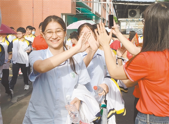 培英高中送考現(xiàn)場，學生自信從容，笑容燦爛。
