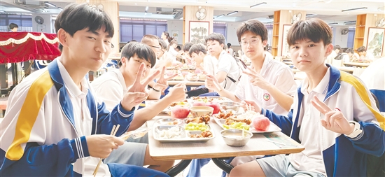 新會陳經(jīng)綸中學考點，高考加油餐葷素搭配，考生們吃得很開心。