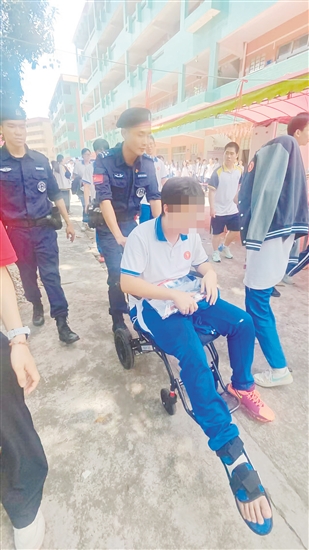 棠下中學考點一名考生行動不便，民警立即響應(yīng)一路護送考生，成為考生的可靠“拐杖”。