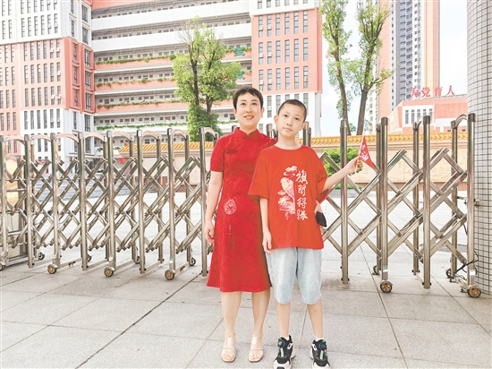 關(guān)女士穿著紅色旗袍為大兒子加油，寓意“開門紅”。