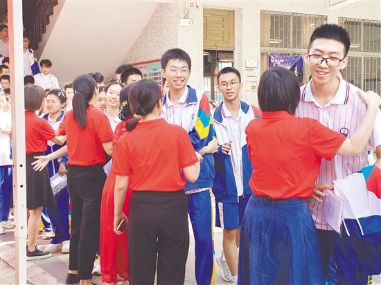 考前，老師與考生擊掌擁抱，給予他們溫暖與力量。