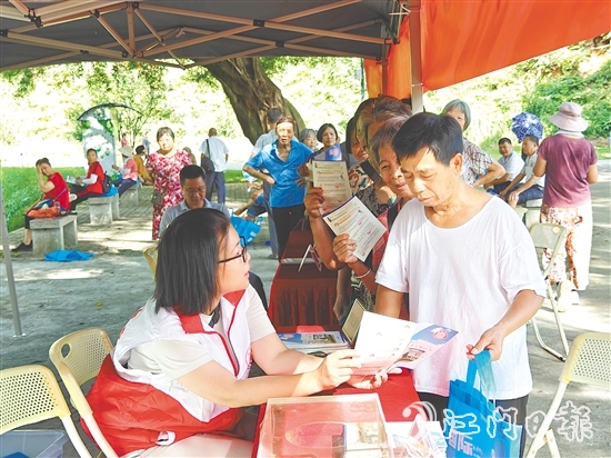 工作人員向市民宣傳新修訂的檔案法，普及家庭檔案建檔知識。