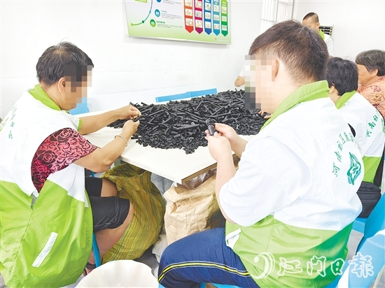 在恩平市殘聯(lián)的大力支持下，“天使助殘”殘疾人手工坊拓寬輔助就業(yè)渠道，幫助更多殘疾人就業(yè)增收。