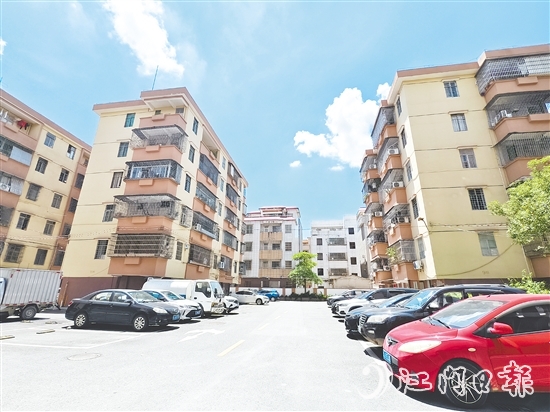 經(jīng)委飛鵝新村經(jīng)過(guò)老舊小區(qū)改造后面貌大不相同，道路整潔、停車(chē)有序、樓面亮麗。