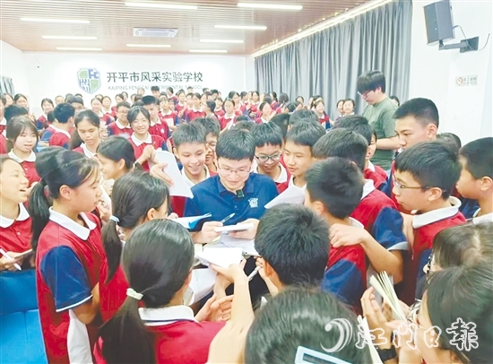 講座后，學(xué)生們紛紛找徐吉磊簽名留念。