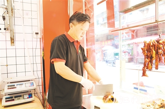 溫偉榮參加馬岡鵝烹飪技藝專業(yè)培訓(xùn)班，收獲頗豐。