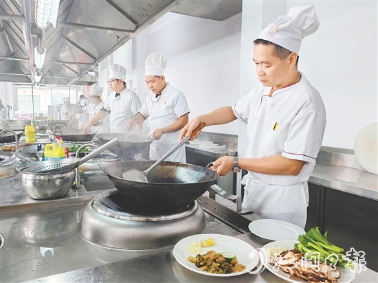 近年來，開平市人社局依托“粵菜師傅”技能大師工作室及企業(yè)實(shí)訓(xùn)基地，累計(jì)培養(yǎng)持證“粵菜師傅”超1000人。