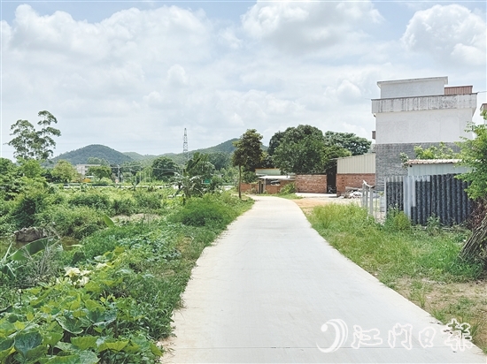 曾經(jīng)泥濘的道路經(jīng)過改造后，面貌煥然一新，村民出行、農(nóng)產(chǎn)品運(yùn)輸更方便了。