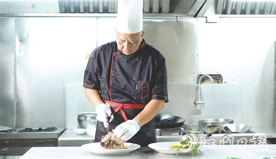 鐘景維多年來潛心研究新會陳皮藥膳菜譜。