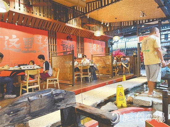 近期，很多外地游客到新會石澗故事私房菜品嘗《三餐四季》同款陳皮藥膳。