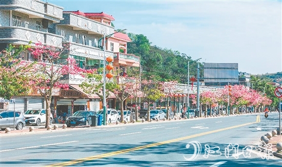 三合鎮(zhèn)溫泉村將生態(tài)優(yōu)勢(shì)轉(zhuǎn)化為發(fā)展優(yōu)勢(shì)，打造“水清岸綠、設(shè)施完善、鄉(xiāng)風(fēng)文明”的宜居環(huán)境。