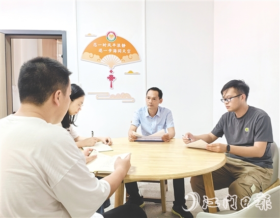 羅哲敬（右）用腳步丈量土地，用真情化解堅冰。