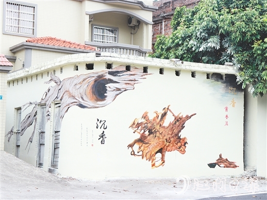 坑尾村在農(nóng)房墻面畫(huà)上沉香墻繪，營(yíng)造濃厚的沉香文化氛圍。