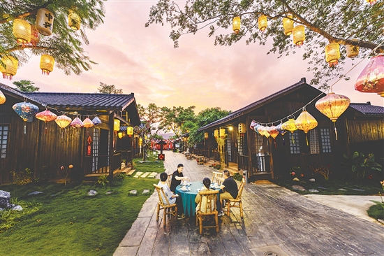 盤活閑置校舍，建設(shè)特色項(xiàng)目——古韻樹廬，豐富游客體驗(yàn)。