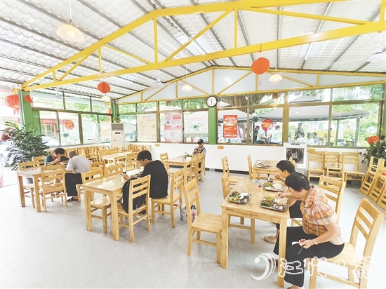 恩平市通過改建恩城街道小島社區(qū)一處老人時(shí)常聚集的活動(dòng)場所，引入餐飲機(jī)構(gòu)運(yùn)營社區(qū)長者食堂，滿足老人就餐需求。