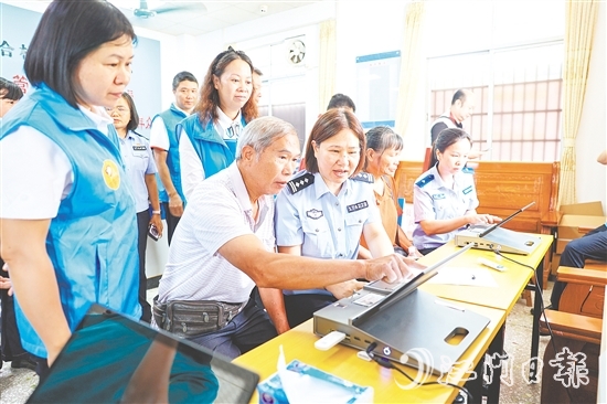 恩平公安戶政部門主動(dòng)將“辦證專場”開進(jìn)廠區(qū)、社區(qū)。