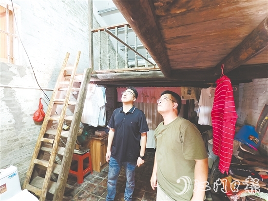 張正毅（左）與村干部一起到村中了解村民危房改造情況。