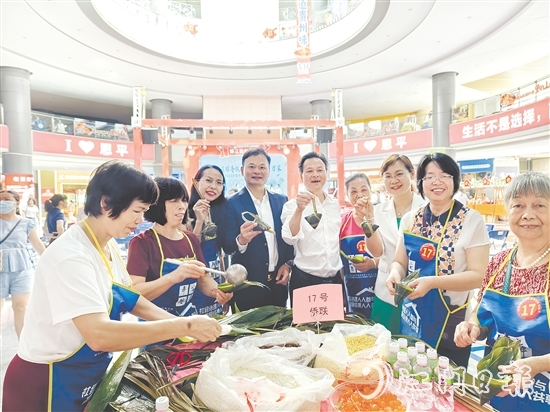 吳衛(wèi)均（左四）參加恩平市端午節(jié)慈善包粽活動，并為活動慷慨捐款。