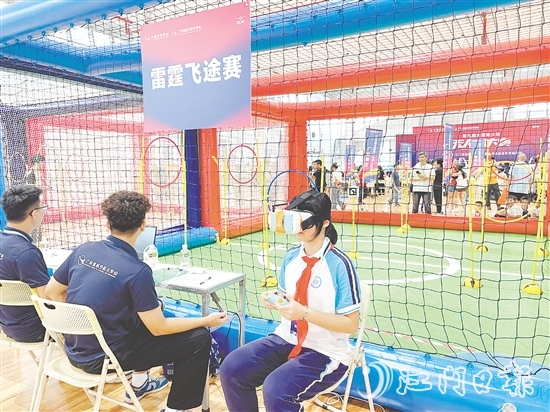 第九屆全國青少年無人機大賽廣東省賽（江門主站賽）中，相關(guān)項目的選手戴上VR眼鏡，通過“第一視角”操控無人機。