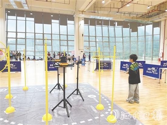在第九屆全國青少年無人機大賽廣東省賽（江門主站賽）上，選手在比賽中操控無人機。