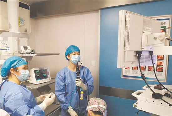 醫(yī)護人員為患兒完成支氣管鏡檢查和肺泡灌洗操作。